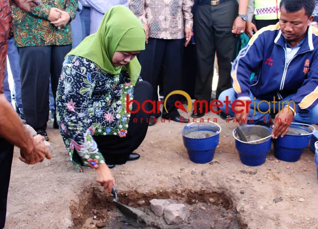 GROUND BREAKING: Khofifah melakukan peletakan batu pertama pembangunan gedung SD Khadijah di Wonorejo, Rungkut, Surabaya, Senin (17/9). | Foto: Barometerjatim.com/ROY HASIBUAN