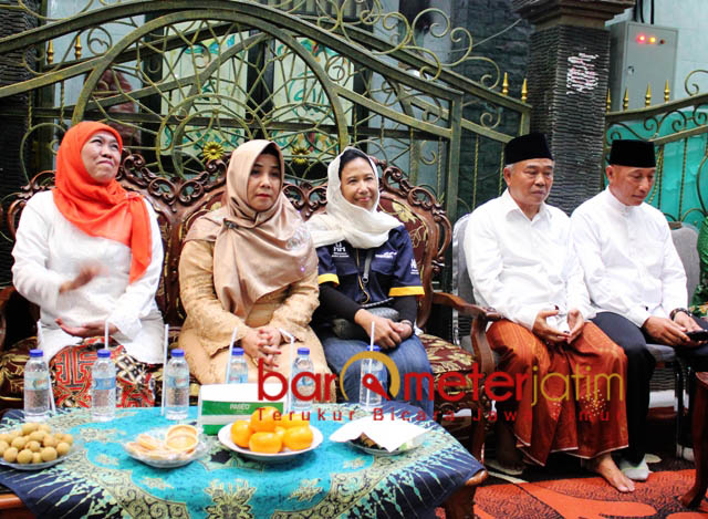 KUNJUNGI PONPES: Didampingi Khofifah dan Arum Sabil (kanan), Menteri BUMN Rini Soemarno berkunjung ke Ponpes Amanatul Ummah Surabaya, Sabtu (15/9). | Foto: Barometerjatim.com/ABDILLAH HR