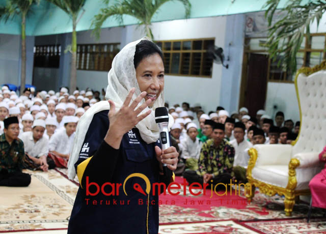 MOTIVASI SANTRI: Menteri BUMN, Rini Soemarno memberi motivasi santri Ponpes Amanatul Ummah di Surabaya, Sabtu (15/9). | Foto: Barometerjatim.com/ABDILLAH HR