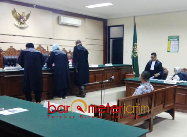 DIDAKWA TERIMA RP 4,4 MILIAR: Mustofa Kamal Pasa didakwa menerima suap Rp 4,4 miliar dalam proyek pendirian tower di Mojokerto. | Foto: Barometerjatim.com/NATHA LINTANG