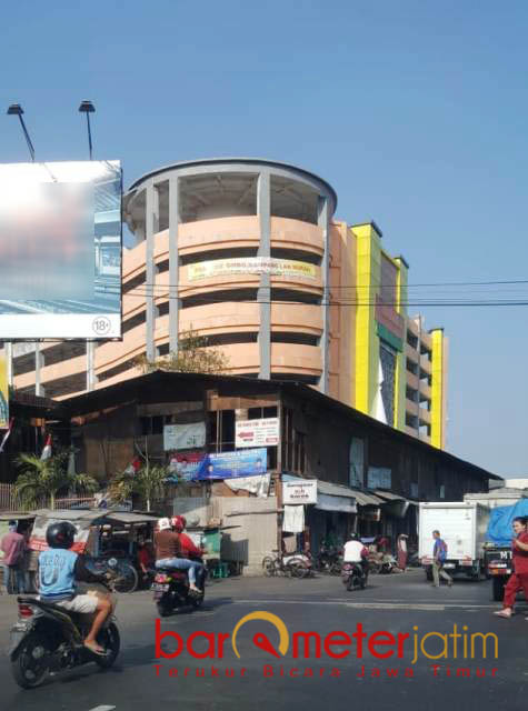 REVITALISASI PASAR TERHAMBAT: izin operasional pasar belum dikeluarkan dan revitalisasi pasar terhambat akibat konflik tak berujung. | Foto: Barometerjatim.com/ROY HASIBUAN