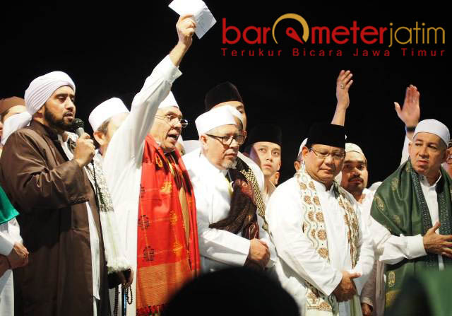 UNTUK KORBAN GEMPA: Prabowo menyumbang 20 ribu dolar AS untuk korban gempa di Lombok saat acara Surabaya Bershalawat. Senin (10/9) malam. | Foto: Barometerjatim.com/NANTHA LINTANG