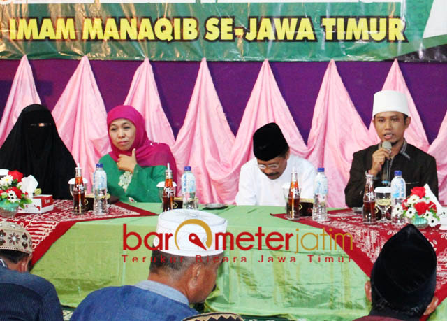 DUKUNGAN UNTUK KHOFIFAH: Ra Fadil saat (kanan) mengumpulkan para imam manaqib se-Jatim di Ponpes Al Qodiri untuk mendukung Khofifah-Emil di Pilgub Jatim 2018. | Foto: Barometerjatim.com/ROY HASIBUAN