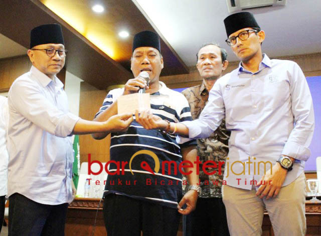UNTUK PRABOWO-SANDI: Juansah (tengah) menyumbang Rp 500 ribu untuk dana kampanye Prabowo-Sandiaga di Pilpres 2019. | Foto: Barometerjatim.com/ROY HASIBUAN