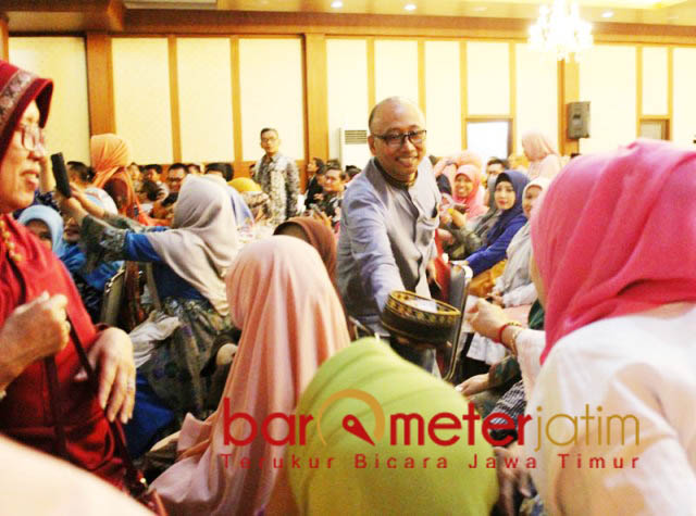 PAKAI KOPIAH: Anggota DPRD Jatim dari PAN, Suli Da'im membuka kopiah untuk menampung sumbangan emak-emak untuk Prabowo-Sandiaga. | Foto: Barometerjatim.com/ROY HASIBUAN
