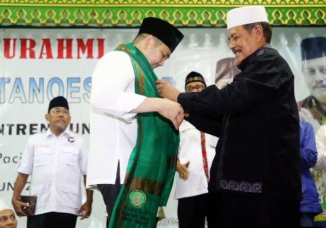 HARY TANOE: Ketua Umum Partai Perindo, Hary Tanoesoedibjo menerima serban saat safari Ramadhan, Minggu, 19 Mei 2016. | Foto: IST