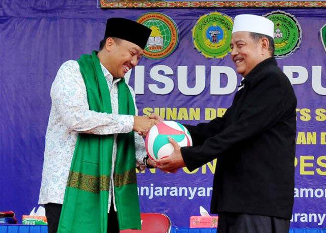 IMAM NAHRAWI: Menpora, Imam Nahrawi dikalungi serban saat menghadiri Wisuda Purna Siswa Tahun Pelajaran 2015/2016, Sabtu, 4 Juni 2016. | Foto: IST