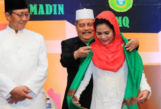 PUTI GUNTUR: Cawagub Jatim, Puti Guntur Soekarnoputri dihadiahi serban saat menghadiri acara wisuda santri, Selasa, 20 Maret 2018. | Foto: IST