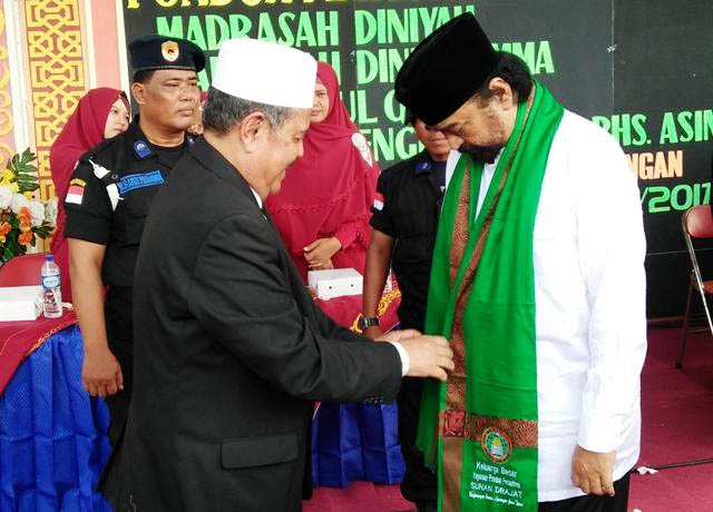 SURYA PALOH: Ketum Partai Nasdem, Surya Paloh dihadiahi serban saat menghadiri acara Wisuda Santri, Selasa, 21 Maret 2017. | Foto: IST