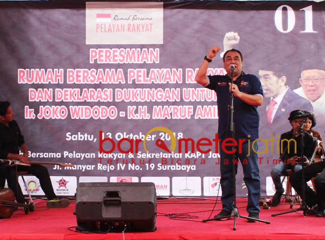 ORASI MANTAN AKTIVIS: Bambang J Pramono, salah seoranf aktivis 98 saat memberikan orasi dukungan untuk Jokowi-Ma'ruf, Sabtu (13/10). | Foto: Barometerjatim.com/ROY HASIBUAN 