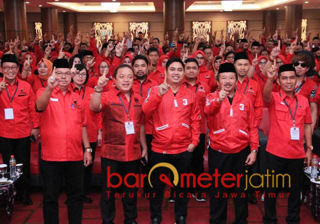 RAKORDA PDIP KALSEL: Bambang DH bersama Caleg, pengurus DPD dan DPC, kepala dan wakil kepala daerah dari PDIP se se-Kalimantan Selatan. | Foto: Barometerjatim.com/WIRA HARLIJADI