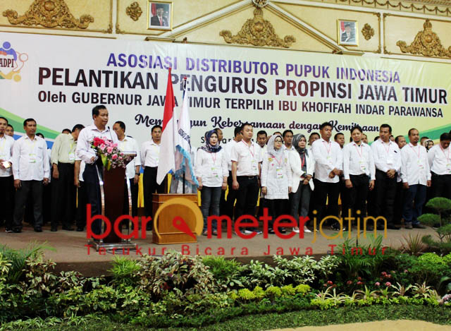 PELANTIKAN PENGURUS ADPI: Agung Wahyudi (di podium) melantik pengurus ADPI Jatim di Hotel Utami Sidoarjo, Kamis (18/10). | Foto: Barometerjatim.com/ROY HASIBUAN