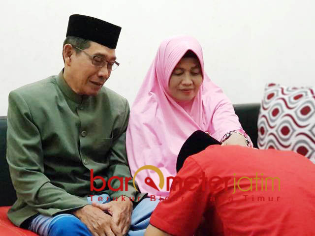 RESTU ORANG TUA: Ghoni Mukhlas Niam, sujud di kaki kedua orang tuanya untuk maju di pertarungan legislatif. | Foto: Barometerjatim.com/WIRA HARLIJADI