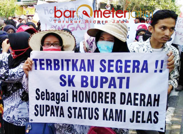 MINTA SK HONORER DAERAH: Guru honorer di Lamongan mendesak bupati agar menerbitkan SK pengangkatan mereka sebagai honorer daerah. | Foto: Barometerjatim.com/HAMIM ANWAR