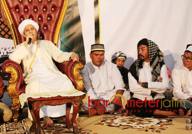 TAUSHIYAH GUS ANOM: Usai bershalawat, Gus Anom memberikan taushiyah, mengajak masyarakat untuk selalu berdzikir dan mendoakan bangsanya. | Foto: Barometerjatim.com/ROY HASIBUAN