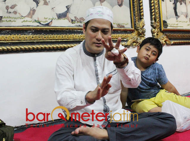 JALAN KEBAIKAN: Gus Anam, ajak artis berdzikir dan shalawat dengan harapan ribuan fansnya juga mengikuti jalan kebaikan. | Foto: Barometerjatim.com/ROY HASIBUAN