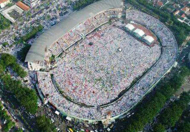 LAUTAN JAMAAH: Jutaan jamaah membanjiri acara istighotsah kubro memperingati Hari Santri Nasional (HSN) di Gelora Delta Sidoarjo, Minggu (28/10). | Foto: IST