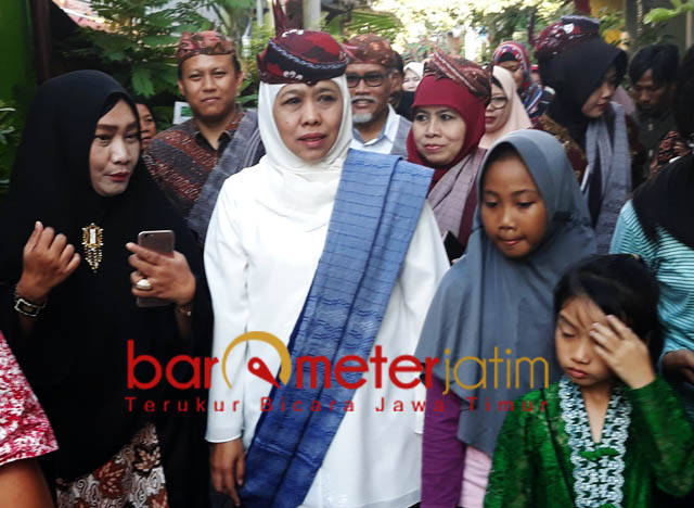 KAMPUNG LAWAS: Khofifah Indar Parawansa melihat suasana Kampung Lawas Maspati Surabaya, Senin (22/10). | Foto: Barometerjatim.com/ROY HASIBUAN