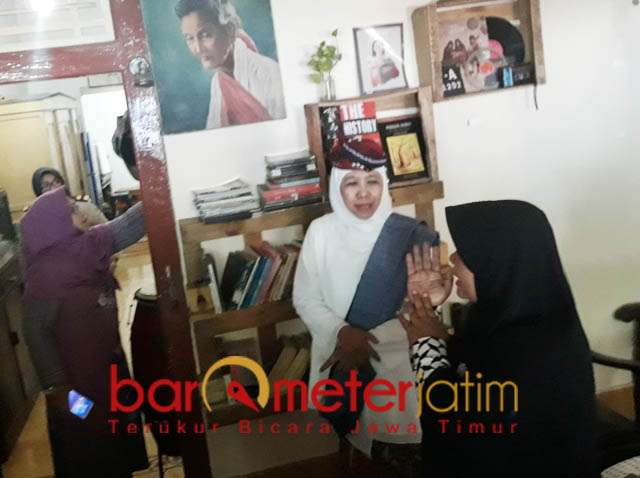 OMAH TUA: Khofifah melihat-lihat Omah Tua (The House of History) yang dibangun pada 1907 di Kampung Lawas Maspati. | Foto: Barometerjatim.com/ROY HASIBUAN