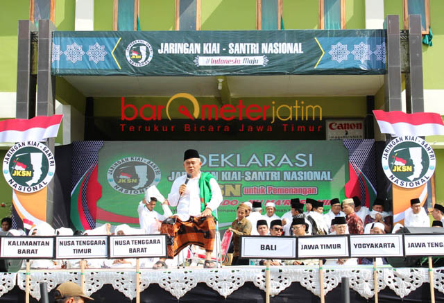 ISTIGHOTSAH BERSAMA: KH Asep Saifuddin memimpin istighotsah saat Deklarasi JKSN di Pacet, Mojokerto, Sabtu (6/10). | Foto: Barometerjatim.com/ABDILLAH HR