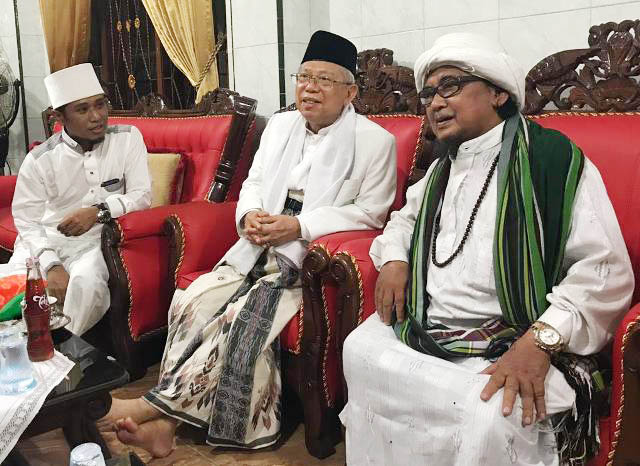 TAMU KEHORMATAN: Ra Fadil (kiri) mendampingi KH Muzakki Syah saat menerima KH Ma'ruf Amin di kediamannya, Ponpes Al Qodiri, Jember, Kamis (27/9). | Foto: IST