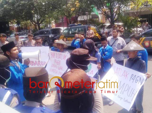 SATLAK P4GN DINILAI LEMAH: PMII Lamongan melakukan aksi menyoroti kinerja Satlak P4GN yang dipimpin Kartika Hidayati lemah. | Foto: Barometerjatim.com/HAMIM ANWAR