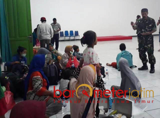 BERMALAM: 20 pengungsi korban gempa dan tsunami di Palu dan Donggala bermalam dan besok pagi baru pulang. | Foto: Barometerjatim.com/ABDILLAH HR