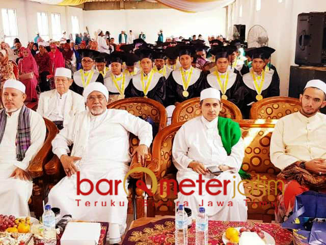 DIHADIRI HABAIB: Para habaib menghadiri wisuda Sekolah Tinggi Agama Islam (STAI) Al Fithrah Surabaya, Sabtu (27/10). | Foto: Barometerjatim.com/ENEF MADURY