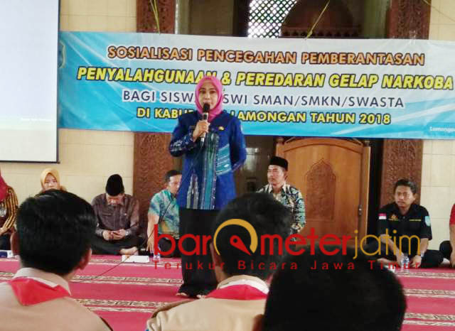 BAHAYA NARKOBA: Kartika Hidayati melakukan sosialisasi bahaya narkoba di kalangan pelajar, Jumat (5/10). | Foto: Barometerjatim.com/HAMIM ANWAR