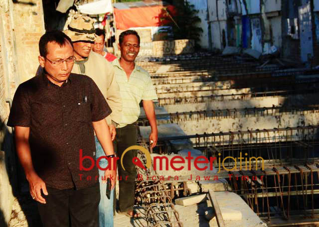 TURUN KE LOKASI: Taru Sasmita melihat langsung pembangunan jalan di Asembagus Gang Pancasila, proyek pembangunan milik Apartemen Gunawangsa. | Foto: Barometerjatim.com/WIRA HARLIJADI