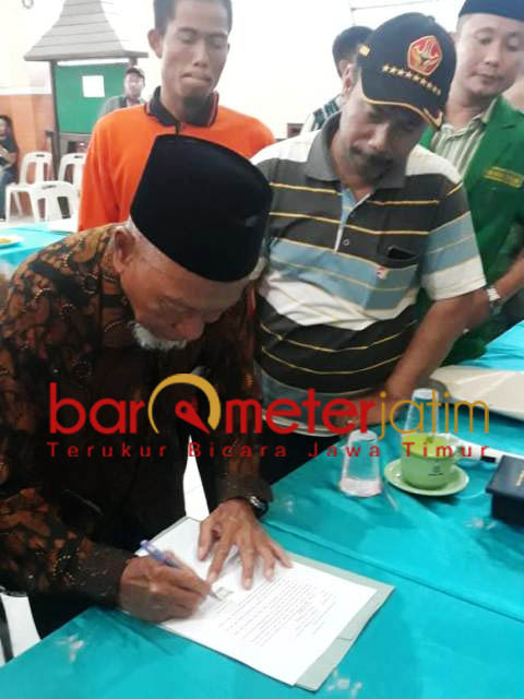 PERMINTAAN MAAF TERTULIS: Ustad MN, khatib shalat Jumat di Masjid Al Awwabin WBL membuat pernyataan dan permintaan tertulis. | Foto: Barometerjatim.com/HAMIM ANWAR