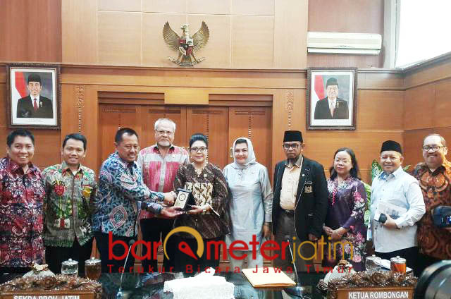 FOTO BERSAMA: Sekdaprov Jatim, Heru Tjahjono DAN Komite III DPD RI usai Raker terkait pelaksanaan UU No 24/2011 tentang BPJS, Selasa (27/11). | Foto: Barometerjatim.com/ABDILLAH HR