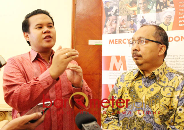TARIK MINAT PENGUSAHA: Ananta Wisesa (Kiri) dan Andi Ikhwan, berharap CMA bisa menarik minat pengusaha mikro di Surabaya dan sekitarnya. | Foto: Barometerjatim.com/NATHA LINTANG
