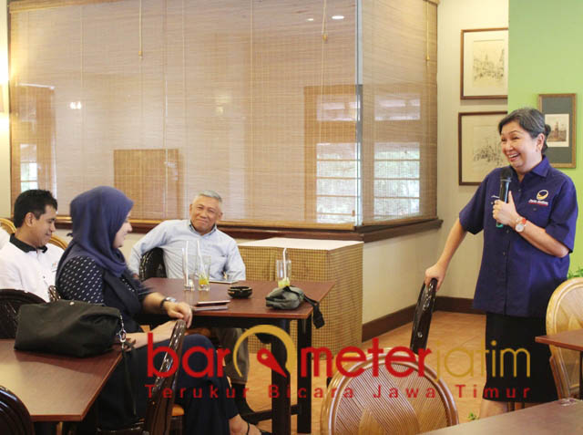 KOMITMEN NASDEM: Jeannette (kanan), Caleg tanpa mahar menjadi salah satu bukti konkret dari komitmen Nasdem. | Foto: Barometerjatim.com/ROY HASIBUAN
