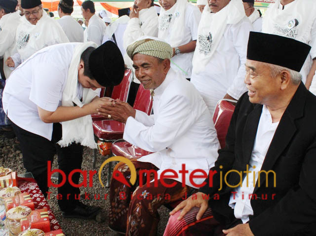 HORMAT KIAI: Erick Thohir menunjukkan rasa hormat kepada KH Yazid Karimullah (tengah) dan KH KH Asep Saifuddin Chalim. | Foto: Barometerjatim.com/ROY HASIBUAN