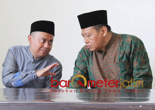 DUKUNG JOKOWI-KIAI MA'RUF: KH Hasan Nuri Hidyatullah (kiri), Pengasuh Ponpes Putri Asshiddiqiyah 3 Karawang. | Foto: Barometerjatim.com/ROY HASIBUAN