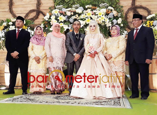 FOTO BERSAMA: Khofifah, doakan mempelai dianugerahi Allah Swt keluarga sakinah mawaddah warahmah. | Foto: Barometerjatim.com/ROY HASIBUAN