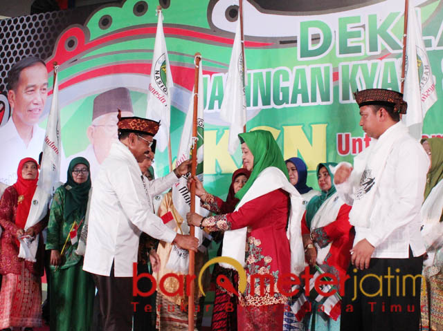 PATAKA JKSN: KH Roziki menyerahkan pataka kepada Ella Giri Komala dalam deklarasi JKSN Jabar di GOR C-Tra Arena, Bandung, Kamis (16/11). | Foto: Barometerjatim.com/ROY HASIBUAN