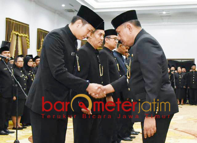 UCAPAN SELAMAT: Sekdaprov Heru Tjahjono (kanan) memberi ucapan selamat kepada pejabat yang baru dilantik. | Foto: Barometerjatim.com/ABDILLAH HR