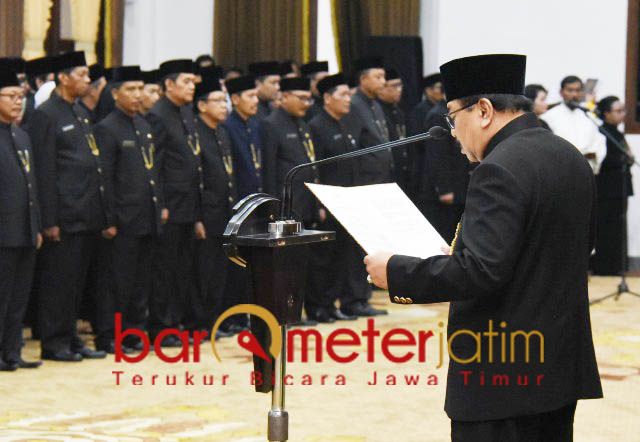 MUTASI BESAR-BESARAN: Gubernur Soekarwo melantik 1.017 pejabat di lingkungan Pemprov Jatim di Gedung Negara Grahadi, Surabaya, Jumat (30/11). | Foto: Barometerjatim.com/ABDILLAH HR