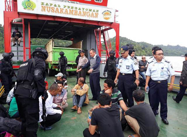 DIKAWAL KETAT: Pengawalan ketat pemindahan 15 Napi risiko tinggi dari Jatim ke Nusakambangan. | Foto: IST