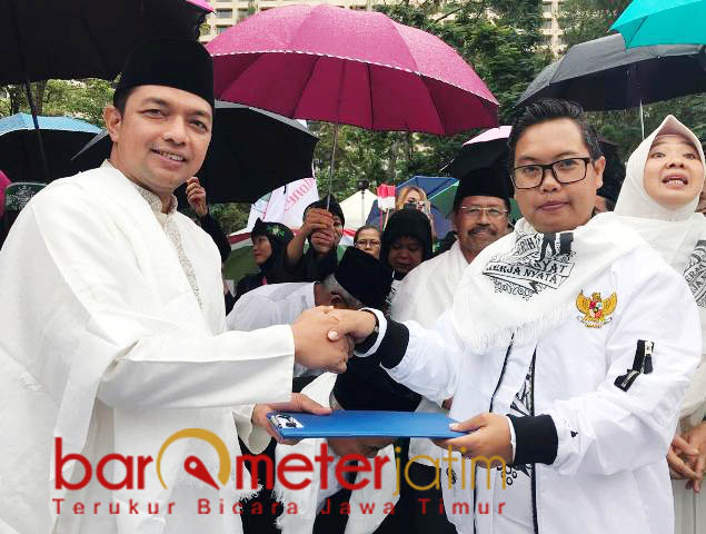 BERSATU DUKUNG JOKOWI: Sekjen JKSN, Gus Hans (kiri) menyerahkan naskah deklarasi kepada JKSN Hong Kong untuk mendukung JOkowi-Kiai Ma'ruf. | Foto: Barometerjatim.com/MARIJAN AP