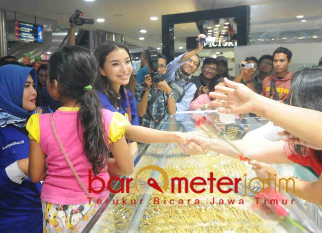 Pegawai tenant berebut salaman dengan Manohara Odelia, Sabtu (22/12). | Foto: Barometerjatim.com/natha lintang