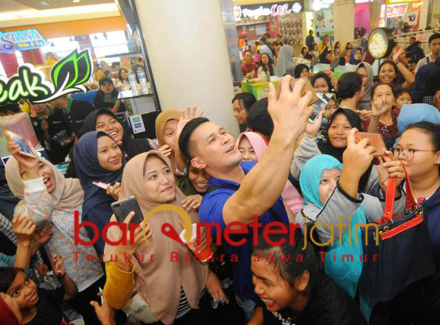 Remaja perempuan foto bersama artis Caleg Nasdem, Sabtu (22/12). | Foto: Barometerjatim.com/natha lintang