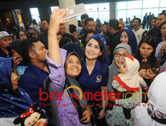 Artis Caleg Nasdem layani permintaan foto dengan ramah. | Foto: Barometerjatim.com/natha lintang