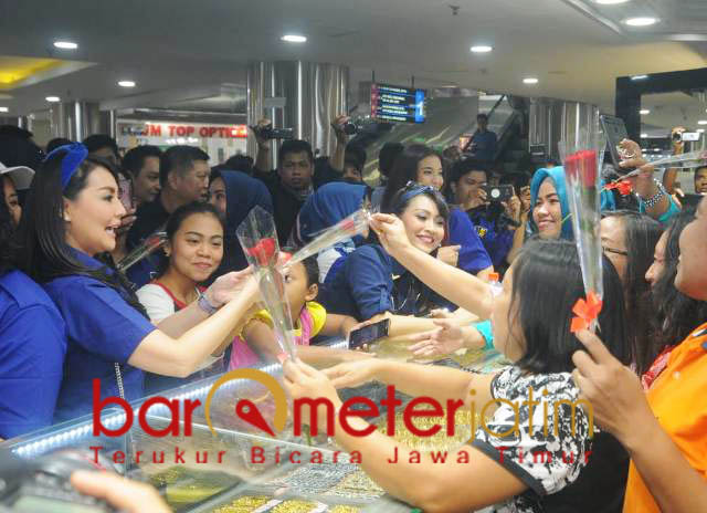 Artis Caleg Nasdem membagikan bunga mawar di Pasar Atom, Sabtu (22/12). | Foto: Barometerjatim.com/natha lintang