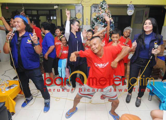 Warga panti jompo menyanyi bersama artis Caleg Nasdem. | Foto: Barometerjatim.com/natha lintang