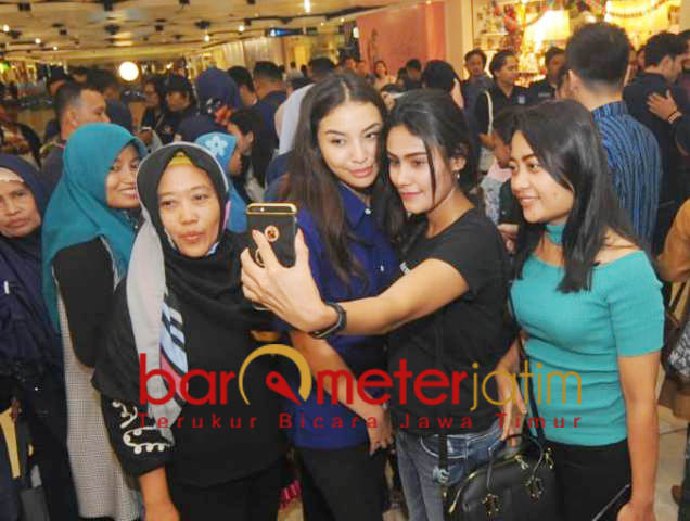 Manohara Odelia melayani permintaan foto dari pengunjung Tunjungan Plaza. | Foto: Barometerjatim.com/natha lintang