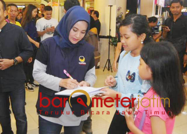 Pengunjung Tunjungan Plaza minta tanda tangan artis Caleg Nasdem. | Foto: Barometerjatim.com/natha lintang