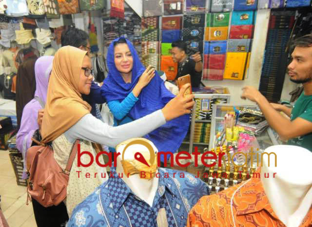 Pengunjung tak henti meminta foto bareng artis Caleg Nasdem. | Foto: Barometerjatim.com/abdillah hr